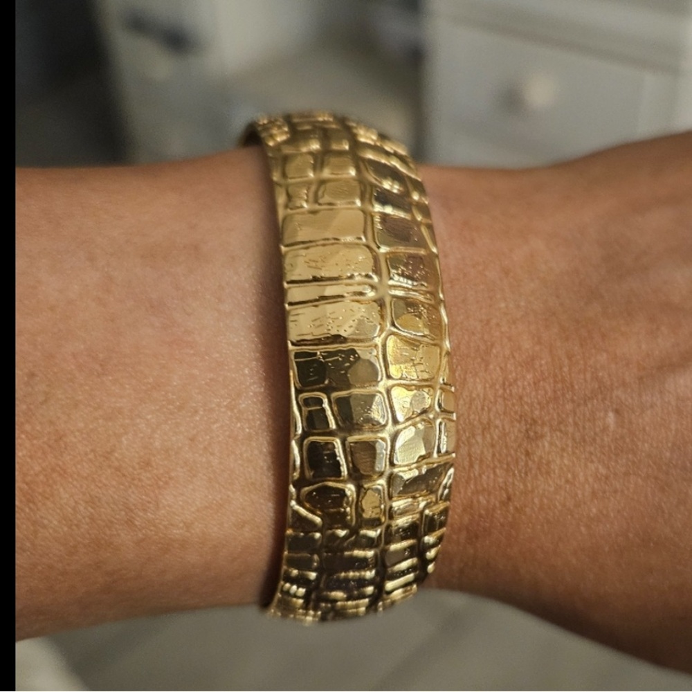 Elegant Gold Bracelet